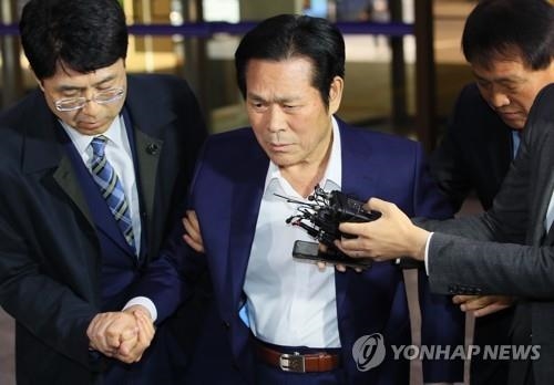 '신도 성폭행' 만민중앙교회 이재록 목사, 경찰 소환…기습출석