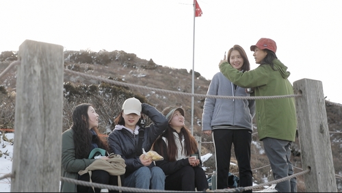 '효리네 민박2' 영업 마지막 날…이효리-윤아, 손님들과 한라산 등반