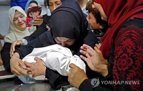 가자지구 8개월 아기 죽음에 긴장…"이스라엘 최루탄에 질식사"