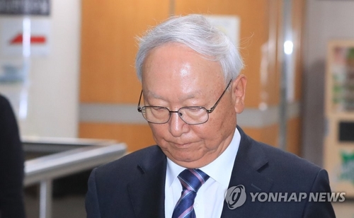 국정원이 준 청와대 여론조사비…박근혜 재판서 증인 진술 엇갈려