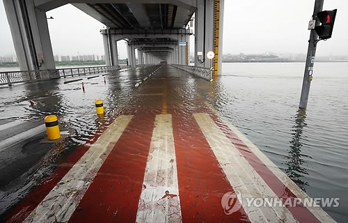 서울 폭우로 교통사고 5명 사상·잠수교 통제…비 피해 잇달아