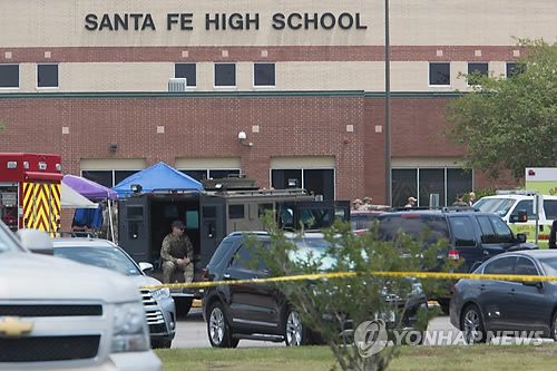 "학교 출입구 너무 많아"…총기참사 텍사스 부지사 발언 빈축