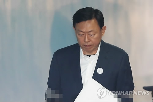 신동빈 "박 전 대통령 면담서 면세점 얘기 안해"…대부분 질문에 증언 거부
