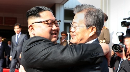북한 통일각 처음 찾은 문 대통령… 김정은과 여러차례 힘찬 포옹