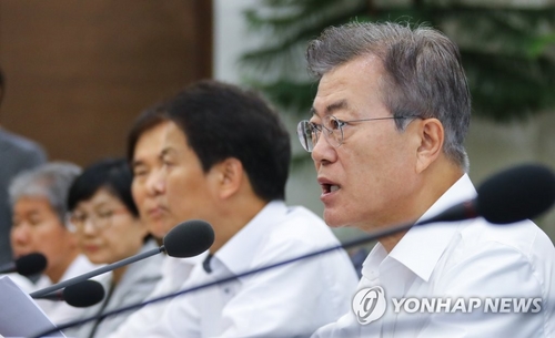 외부일정 부쩍 줄인 문대통령…외교안보 집중·지방선거 고려