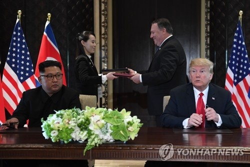 트럼프·김정은, 역사적 합의 서명…비핵화·관계정상화 첫발