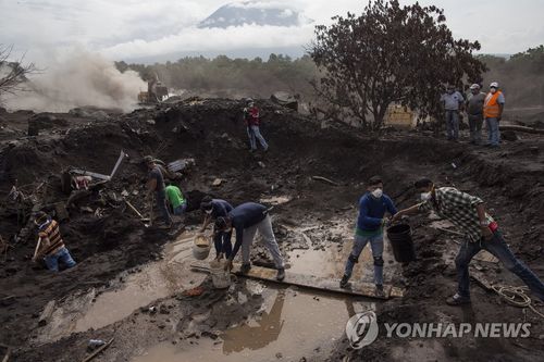 과테말라 화산폭발 매몰자 수색 종료…110명 사망·197명 실종
