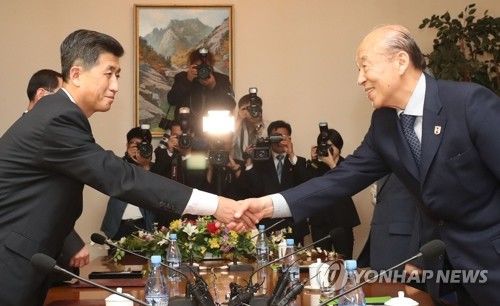 남북적십자회담 '8·15이산상봉' 담은 합의서 초안 교환