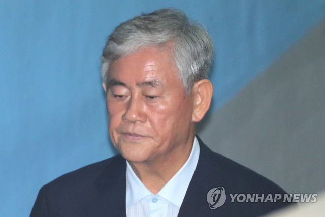 '국정원 뇌물' 최경환 1심 징역 5년…"신뢰훼손, 죄 무겁다"