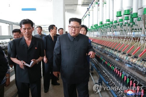 북 김정은, 신의주 일대 공장찾아 연이어 질책…"똑똑히 하라"