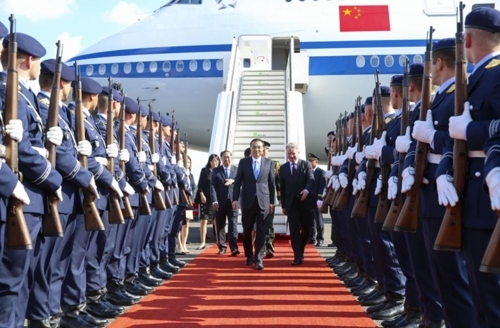 리커창 중국 총리, 미중 무역전쟁 속 '광폭행보'…독일서 협력 모색