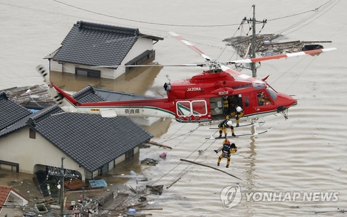 일본 폭우에 곳곳서 숨가쁜 구조작전…"도와달라" 요청 폭주