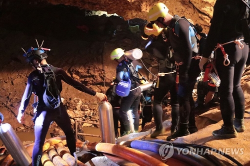 태국 당국 "동굴서 구조된 소년 8명 정신·육체적으로 양호"