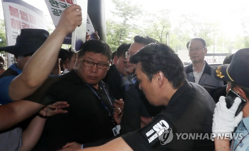 한국GM 비정규직, 공장 찾은 산업부장관에 "불법파견 시정" 요구