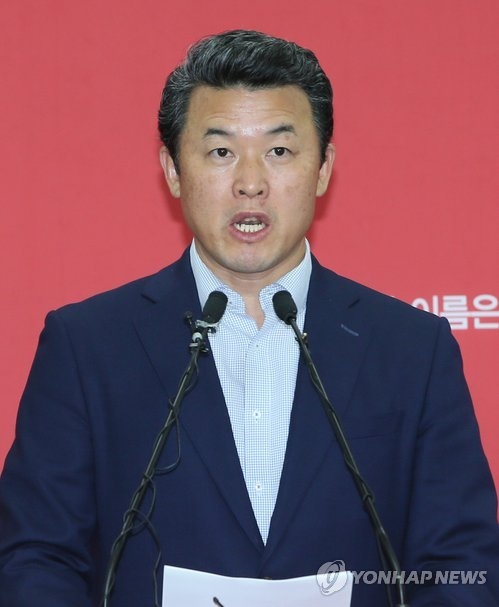 한국당 "최저임금 인상은 경제에 치명타…전면 재검토해야"