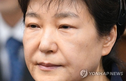 박근혜 대신 법정 메운 지지자들 "인민재판 중단하라"
