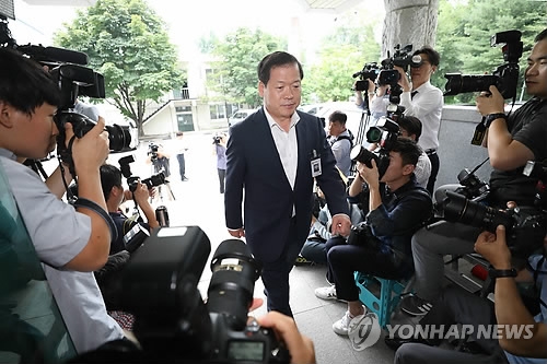'계엄문건' 소강원 소장, 군 특수단 출석…"조사 성실히 임할 것"