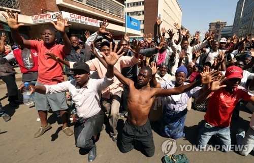 짐바브웨 봄 안온다…부정선거 항의에 군인들이 실탄사격