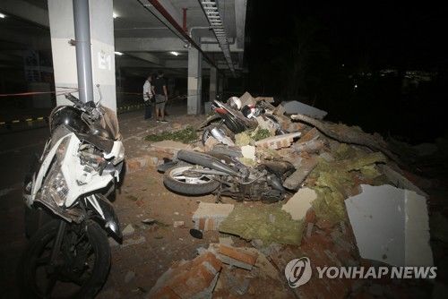 6.9 강진 덮친 롬복, 곳곳 건물 붕괴…"최소 31명 사망"