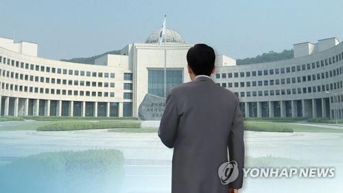 '정치인 전방위 사찰' MB국정원 간부 법정구속…1심 징역 1년