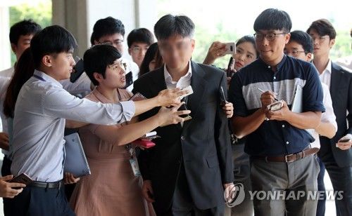 헌재 기밀 빼돌린 판사 검찰 출석…유출경위 추궁