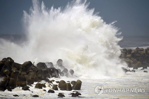 일본도 태풍 비상…솔릭·시마론 '협공'에 1천mm '비폭탄' 우려