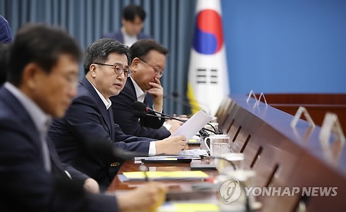 김동연 "최저임금 인상 속도조절 방안 당·청과 협의"