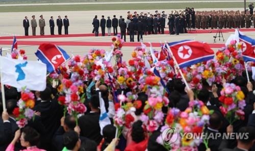 [평양정상회담] 북한 주민 손에 들린 한반도기·인공기…"절제된 환영"