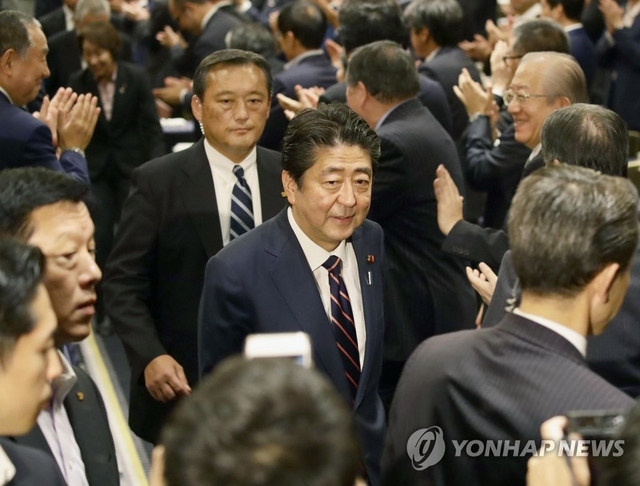 일본 아베, 총재선거 승리 후 첫 메시지…"개헌에 매진하겠다"