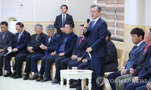 문대통령 "강정마을 사태 깊은 유감…사면복권 적극 검토"