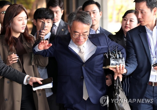 '사법농단 핵심' 임종헌 9시간 만에 검찰 재출석…질문엔 '침묵'