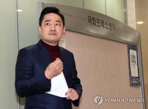 '도도맘 소송취하서 위조' 강용석 변호사 법정구속…징역 1년