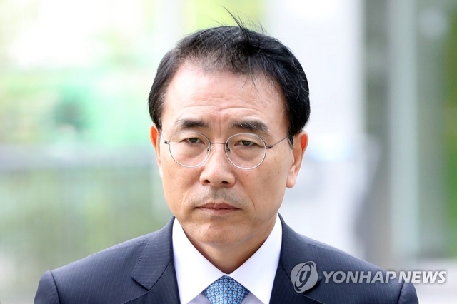 '신한은행 채용비리' 조용병 회장 기소…"131명 성적조작"
