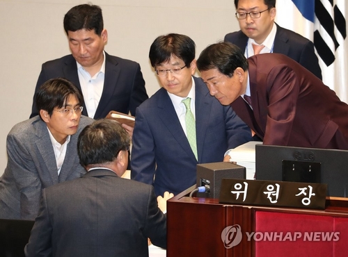 '청와대 경제수석 불참'에 예결위 한때 파행…한국당, 30분간 퇴장