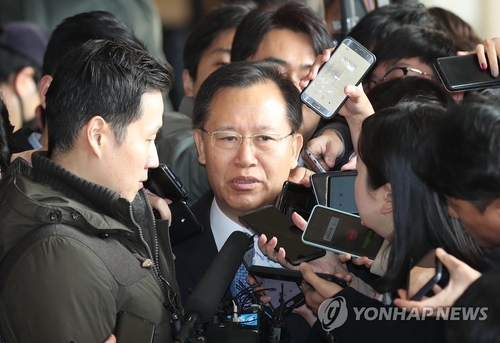 박병대 전 대법관 피의자로 검찰 출석…"평생 사심 없이 일했다"