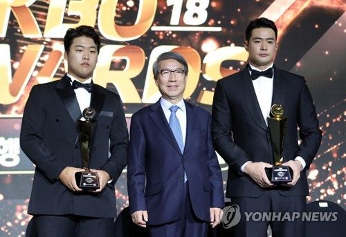 '20년 만의 잠실 홈런왕' 김재환, KBO리그 MVP…신인상은 강백호