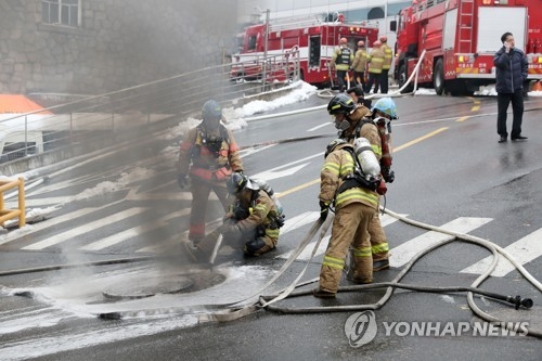 서울 서대문구 KT빌딩 지하 화재…통신장애 지속
