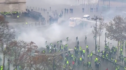 프랑스 '노란조끼' 시위 격화일로…80세 여성, 얼굴에 최루탄 맞아 사망