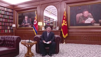 김 위원장, 양복차림으로 소파에 앉아서…형식도 파격