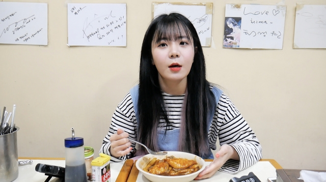 '랜선라이프' 크리에이터 나름 TV의 '신당동 떡볶이 맛집' 공개