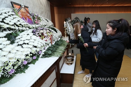 "일본 사과하라"…'위안부피해자' 김복동 할머니 빈소 조문 행렬
