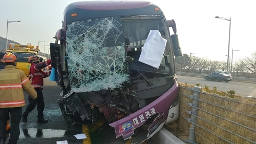 인천공항고속도로서 버스와 지게차 충돌…승객 등 24명 부상