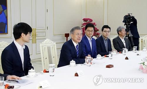 문대통령, 내주 부산 방문·소상공인과 대화…경제활력 '속도전'