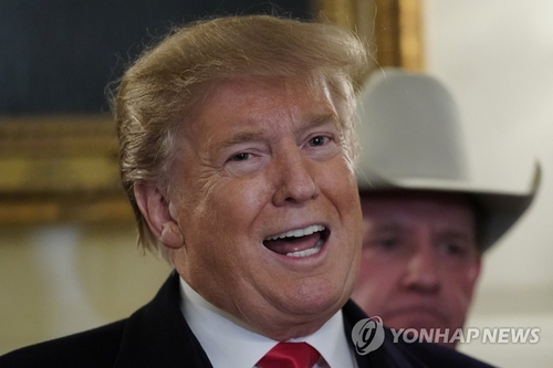트럼프 "한국 방위비 분담금 올라가야 해…몇년간 오를 것"
