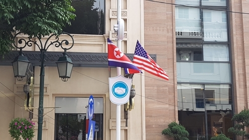 회담 분위기 고조…하노이 거리에 북·미 국기·악수 엠블럼