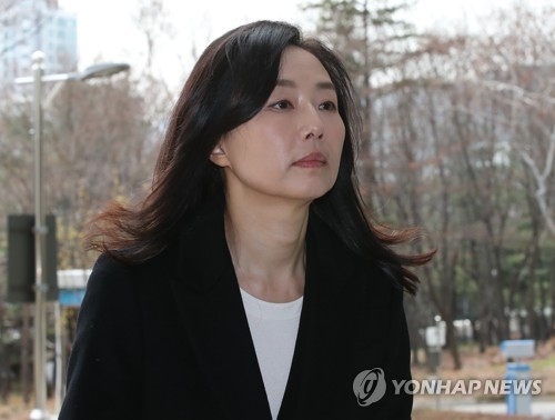 '보수단체 지원' 김기춘 징역4년 구형…"권한 남용·불신 초래"
