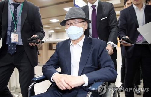 김백준, 휠체어 타고 본인 재판 출석…24일 MB 재판에 재소환