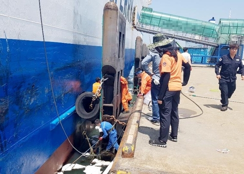 인천 앞바다에 정박한 국제여객선서 기름 100ℓ 유출