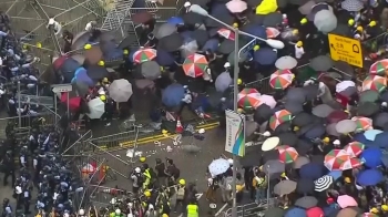 '우산으로 곤봉에 맞선' 홍콩 시위…'무력충돌' 부상자 속출