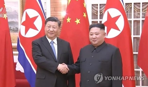 김정은·시진핑 "북중관계 더 발전해야 지역 평화·안정에 유리"